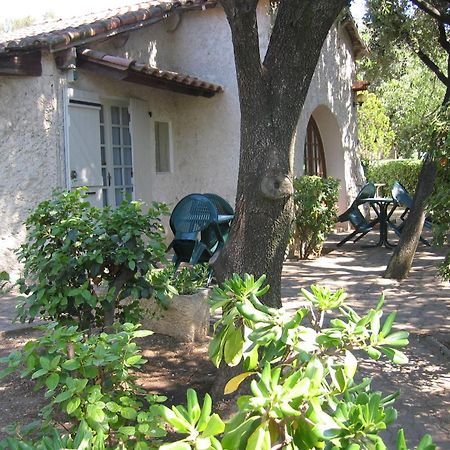 Отель Le Petit Manoir Logis Les Angles  Экстерьер фото