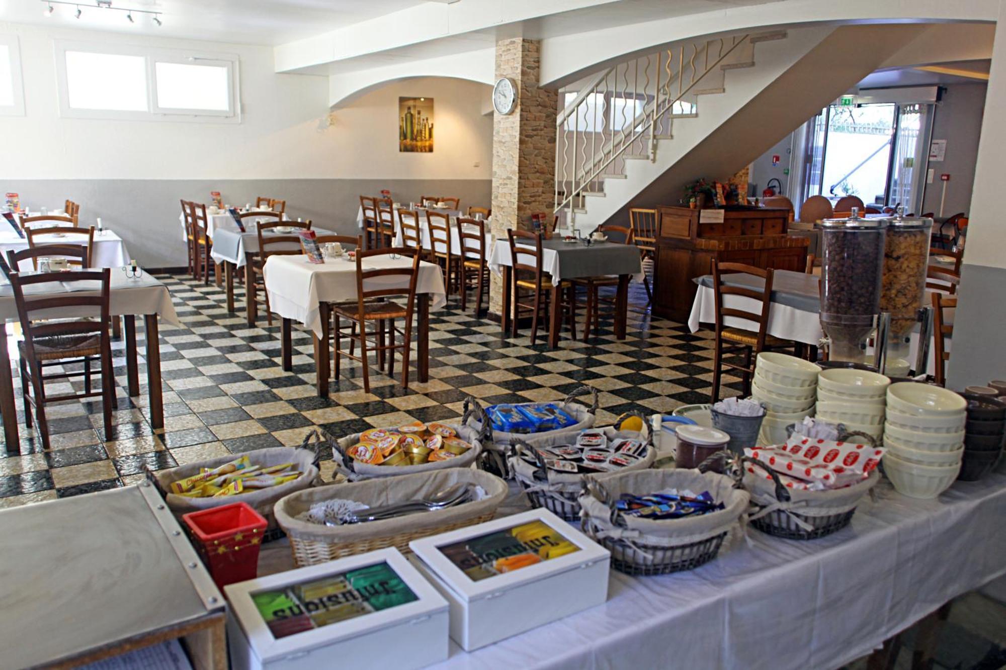 Отель Le Petit Manoir Logis Les Angles  Экстерьер фото
