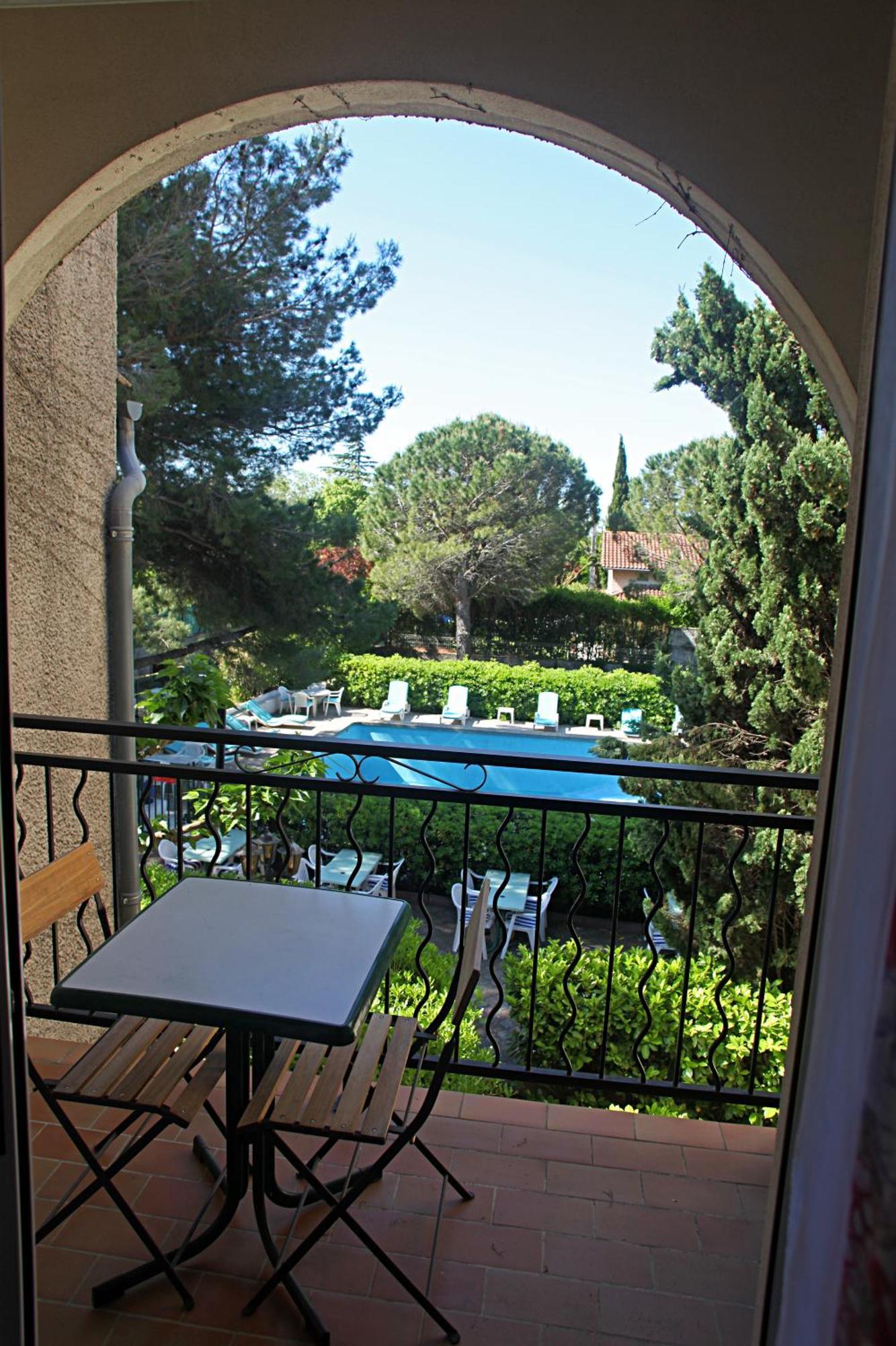 Отель Le Petit Manoir Logis Les Angles  Экстерьер фото