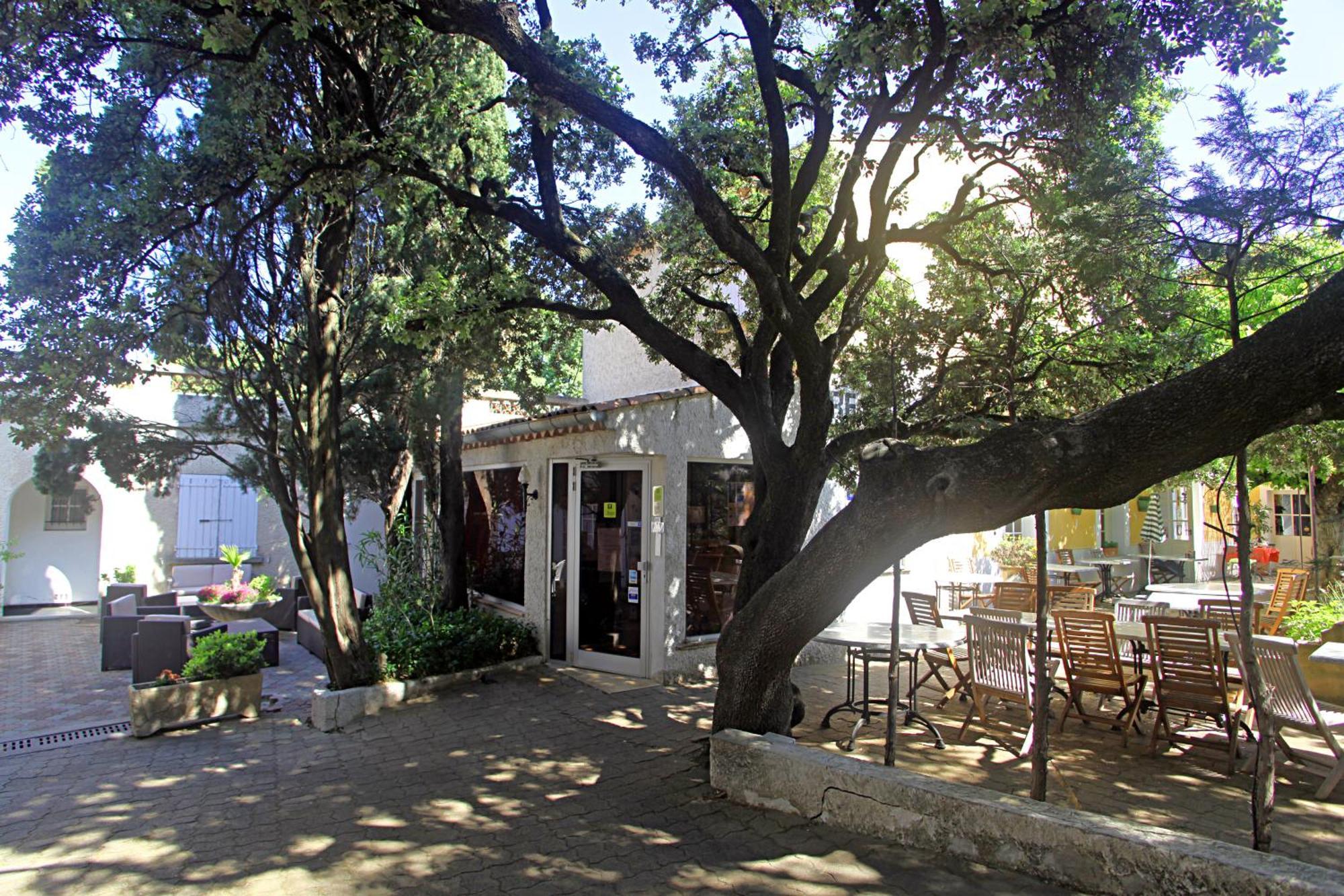 Отель Le Petit Manoir Logis Les Angles  Экстерьер фото