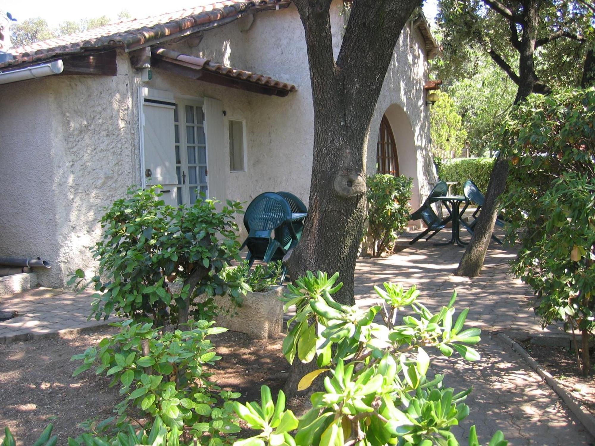 Отель Le Petit Manoir Logis Les Angles  Экстерьер фото